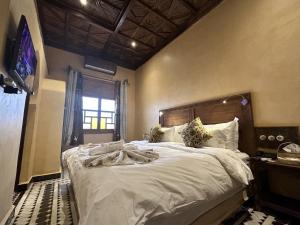 Postel nebo postele na pokoji v ubytování Hotel Riad Xaluca