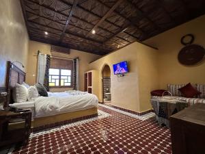 TV a/nebo společenská místnost v ubytování Hotel Riad Xaluca