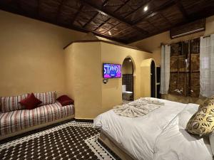 Postel nebo postele na pokoji v ubytování Hotel Riad Xaluca