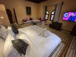 TV a/nebo společenská místnost v ubytování Hotel Riad Xaluca
