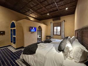 Postel nebo postele na pokoji v ubytování Hotel Riad Xaluca