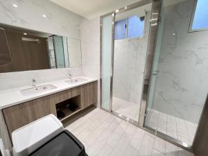 bagno con doccia, lavandino e servizi igienici di Grace Hotel Dunbei a Taipei