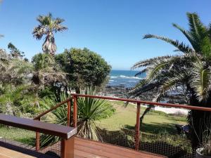 einen Balkon mit Meerblick in der Unterkunft Shells on the Beach in Sea View