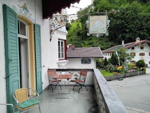 eine Terrasse mit Stühlen und einem Tisch auf einem Haus in der Unterkunft ciao-aschau Haus zur Burg Ap108 Weber in Aschau