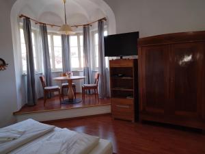 Schlafzimmer mit einem Bett und einem Tisch mit Stühlen in der Unterkunft ciao-aschau Haus zur Burg Ap108 Weber in Aschau