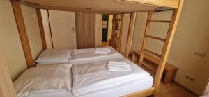 Postel nebo postele na pokoji v ubytování ciao-aschau Haus zur Burg Ap104 Pabst
