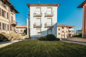 un bâtiment avec une pelouse devant lui dans l'établissement AL 13 Rosso - Lakeside Leisure & Business, à Stresa