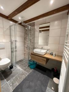 ein Badezimmer mit Dusche, Waschbecken und Toilette in der Unterkunft It Kapteinshûske in Heeg + 7 Fotos