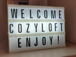 Ein Zeichen mit den Worten: Willkommen in der Cornell-Technologie auf einem Regal. in der Unterkunft "COZY LOFT", TERRACE, PARKING and SWIMMING POOL in Málaga