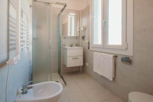 uma casa de banho com um lavatório, um WC e um espelho. em AL 13 Rosso - Lakeside Leisure & Business em Stresa