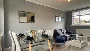 una sala de estar con una mesa y un sofá en Fully Serviced Three Bed House in Durham, en Durham
