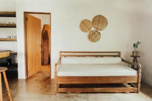 um quarto com uma cama de madeira num quarto em Baguá Bangalôs em Alto Paraíso de Goiás