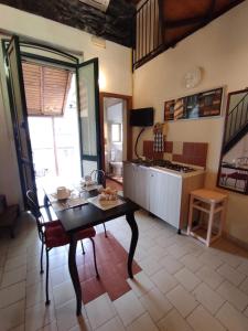 a living room with a table and a kitchen at Al Mare In Città in Catania