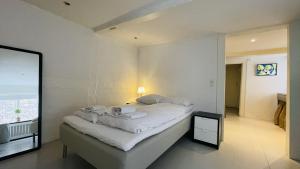 سرير أو أسرّة في غرفة في ApartmentInCopenhagen Apartment 1521