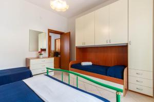 - une petite chambre avec 2 lits et un miroir dans l'établissement Appartamento Ester Bilo - MyHo Casa, à Tortoreto Lido