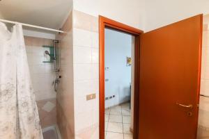 La salle de bains est pourvue d'une douche et d'une porte en verre. dans l'établissement Appartamento Ester Bilo - MyHo Casa, à Tortoreto Lido