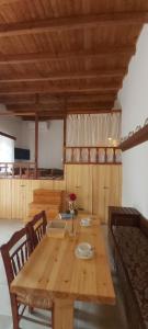 una mesa de madera y sillas en una habitación en Small traditional house in Asfendiou Kos en Cos