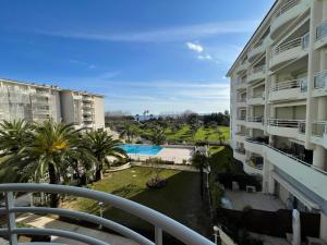 a view of the pool from the balcony of a apartment at Appartement tout confort vue mer in Antibes