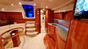 Pokój z wanną i telewizorem w łodzi w obiekcie Instagrammable Yacht Hotel Malta w mieście Il- Gżira
