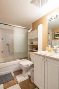 y baño con aseo, ducha y lavamanos. en Self check-in spacious apartment with full Kitchen en Ottawa