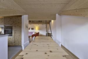 un pavimento in legno nel corridoio di una casa di Chesa Piz Chalchagn - Pontresina a Pontresina