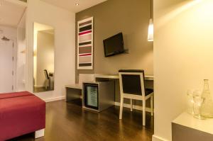 A television and/or entertainment centre at YIT Vía Sevilla Mairena