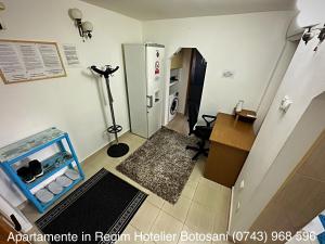 an overhead view of a room with a fish tank at Apartament Uvertura Mall/Lidl cu parcare gratuita in Botoşani
