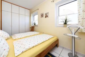 - une chambre avec un lit et une fenêtre dans l'établissement Wohnung Typ A im Haus Friedeburg EG, Carolinensiel, à Carolinensiel