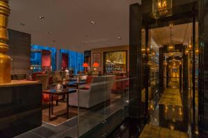 un restaurante con sillas y mesas y un bar en The Westin Lima Hotel & Convention Center en Lima