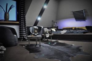 een kamer met een bed en een tafel en stoelen bij Oelde Apartment in Oelde