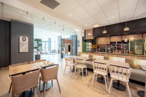 comedor con mesas y sillas y cocina en B&B HOTEL Toulon Centre Gare, en Toulon