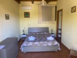 una camera con un letto di B&B La Torretta a Gasponi