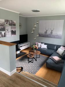 a living room with a couch and a table at Ferienhaus Bendestorf, Waldweg 38,Nähe Hamburg in Bendestorf