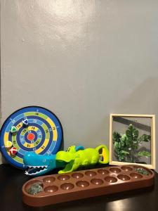 uma tartaruga de brinquedo e um relógio numa mesa em Glory Beach Resort em Porto Dickson