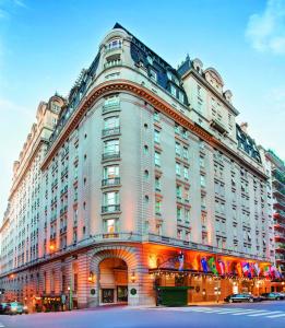un grand bâtiment au coin d'une rue dans l'établissement Alvear Palace Hotel - Leading Hotels of the World, à Buenos Aires