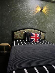 um quarto com uma cama com uma almofada de bandeira britânica em Glory Beach Resort em Porto Dickson