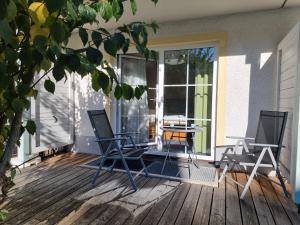 un patio con 2 sillas y una mesa en una terraza en ciao-aschau Haus zur Burg Apn21 Krämer, en Aschau