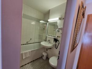 ein Bad mit einem Waschbecken und einem WC in der Unterkunft ciao-aschau Haus zur Burg Apn21 Krämer in Aschau