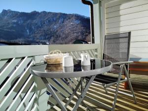 einen Tisch und Stühle auf einem Balkon mit Aussicht in der Unterkunft ciao-aschau Haus zur Burg Apn233 Julia in Aschau
