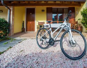 una bicicletta parcheggiata di fronte a una casa di A Casa di Lidia 15 min dal Lago di Garda e Verona Centro Vicinissima Terme Acquardens a Fumane