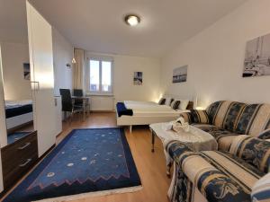 ein Wohnzimmer mit einem Sofa und einem Tisch in der Unterkunft The Cozy Lindau No 1 in Lindau