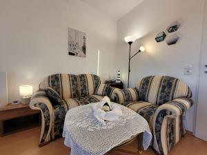 sala de estar con 2 sillas y mesa en The Cozy Lindau No 1 en Lindau