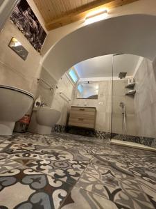 uma casa de banho com um lavatório, um WC e um chuveiro em Tannur Del Carmine em Noto