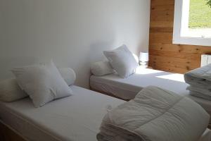 מיטה או מיטות בחדר ב-Gite de france 4 épis. 13 pers vercors-coulmes