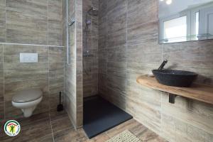 W łazience znajduje się umywalka i przeszklony prysznic. w obiekcie Gite de france 4 épis. 13 pers vercors-coulmes 