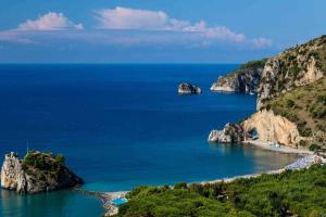 een uitzicht op de kust van Amalfi in Italië bij CAMPING MADDALENA in Palinuro