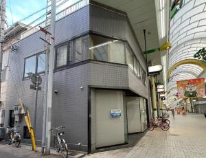 um edifício com bicicletas estacionadas fora dele em 田町ハウス em Takamatsu