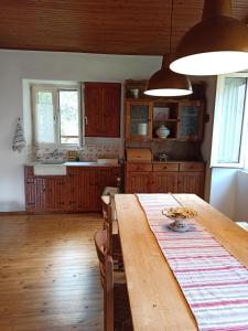una sala da pranzo con tavolo in legno in cucina di Tailors house a Makrátika
