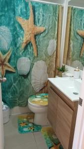 La salle de bains est pourvue d'un rideau de douche à l'amidon et de toilettes. dans l'établissement Depto con piscina y laguna artificial en Las cruces, à Las Cruces