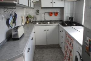 Kuchyňa alebo kuchynka v ubytovaní Coty's Beach, habitaciones en casa compartida